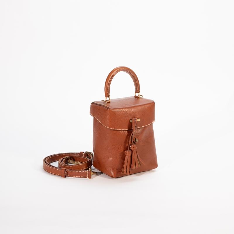 Comment le cuir au tannage végétal se mêle-t-il à l’esthétique vintage dans cette nouvelle collection de sacs à main ?