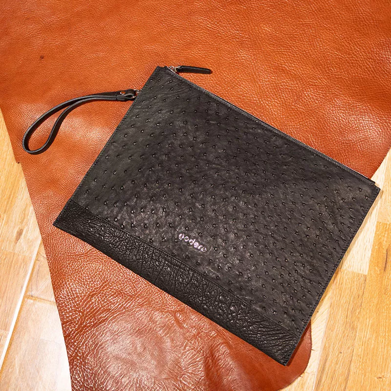 Quand porter ce sac de poignet en relief autruche ?