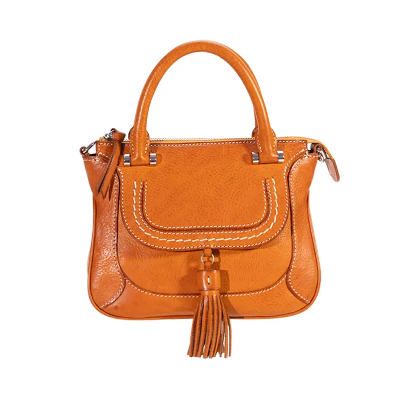 Sac à pompon en cuir au tannage végétal